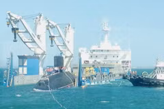 Tàu ngầm lớp Kilo về đến Khánh Hòa. (Ảnh: Tiên Minh/TTXVN)
