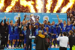 Leicester City nâng cúp vô địch. (Nguồn: DM)