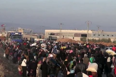Người dân Syria rời Aleppo đến biên giới Thổ Nhĩ Kỳ. (Nguồn: Getty Images)