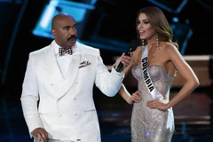 MC Steve Harvey và hoa hậu Colombia Ariadna Gutierrez. (Nguồn: Getty Images)