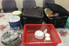 Sừng tê giác giấu trong hộp sữa. (Ảnh: Chi cục Hải quan Tân Sơn Nhất cung cấp)