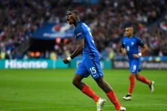 Pogba ghi bàn giúp Pháp giành chiến thắng.