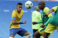 Neymar (áo vàng) không thể giúp U23 Brazil giành chiến thắng. (Nguồn: AP)
