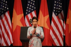 Ca sỹ Mỹ Linh hát quốc ca Việt Nam. (Ảnh: Lê Minh Sơn/Vietnam+)