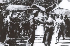 Nhân dân Lào chào đón quân tình nguyện Việt Nam. (Nguồn: Sách Ảnh quan hệ đặc biệt Việt Nam-Lào/Nhà xuất bản Thông tấn)