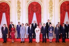 Thủ tướng Nhật Bản Kishida Fumio và Phu nhân và Trưởng đoàn các nước ASEAN chụp ảnh chung. (Ảnh: Dương Giang/TTXVN)