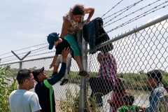 Các thành phố ở Mỹ chật vật ứng phó với lượng người di cư tăng mạnh