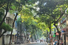 Thủ đô Hà Nội và Bắc Bộ ngày nắng nóng, đêm có mưa vừa, dông