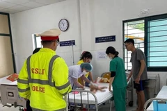 Cháu bé được Cảnh sát Giao thông đưa tới bệnh viện kịp thời. (Nguồn: VTC)