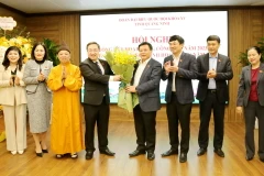 Ông Nguyễn Xuân Thắng, Uỷ viên Bộ Chính trị, Giám đốc Học viện Chính trị Quốc gia Hồ Chí Minh, Chủ tịch Hội đồng Lý luận Trung ương cùng Đoàn đại biểu Quốc hội tỉnh Quảng Ninh tặng hoa chúc mừng ông Đặng Xuân Phương. (Ảnh: Văn Đức/TTXVN)