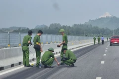 Thanh Hóa: Lấy mẫu giám định vụ nghi đổ hoá chất phá hoại cao tốc