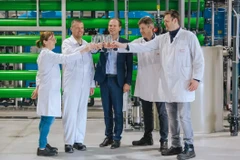 Lần đầu tiên chưng cất thành công nước uống sạch từ tiết lợn