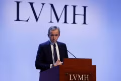 Ông chủ LVMH lần đầu tiên trở thành người giàu nhất thế giới