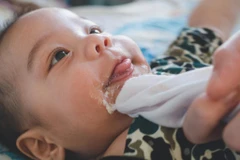 Bình Phước: Làm rõ vụ bé trai 2 tuổi tử vong nghi do sặc sữa