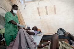 Bệnh nhân mắc tả được điều trị tại trung tâm y tế ở Tele, Mozambique. (Ảnh: AFP/TTXVN)