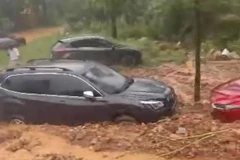 Nhiều ôtô bị mắc kẹt tại khu vực cạnh hồ Đồng Đò, Sóc Sơn. (Ảnh: Vietnam+)