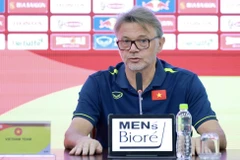 HLV trưởng đội tuyển Việt Nam Philippe Troussier phát biểu tại họp báo. (Ảnh: Minh Quyết/TTXVN)