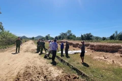 Lực lượng chức năng khám nghiệm hiện trường vụ việc. (Nguồn: Báo Bình Thuận)