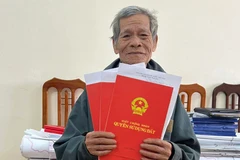 Ông Nguyễn Văn Vũ trả lại sổ đỏ, hiến đất cho Nhà nước. (Nguồn: Báo Quảng Bình)