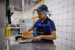 "Pizza rẻ nhất thế giới" ra mắt người tiêu dùng tại Ấn Độ