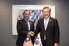 Ngoại trưởng Park Jin hội đàm với người đồng cấp Malaysia Zambry Abdul Kadir. (Ảnh: Yonhap)