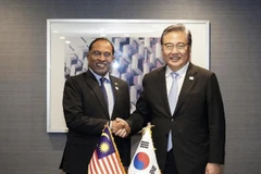Ngoại trưởng Park Jin hội đàm với người đồng cấp Malaysia Zambry Abdul Kadir. (Ảnh: Yonhap)