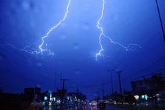 Quảng Ninh: Ba thanh niên bị sét đánh khi trú mưa, một người tử vong