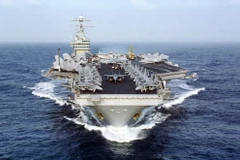 Tàu sân bay USS Dwight D. Eisenhower của Mỹ di chuyển trên Đại Tây Dương. (Ảnh: AFP/TTXVN)