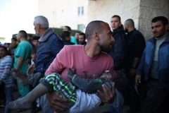 Chuyển một em nhỏ bị thương trong cuộc không kích của Israel vào bệnh viện ở thành phố Deir el-Balah, Dải Gaza, ngày 11/12/2023. (Ảnh: THX/TTXVN)