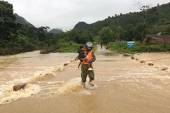 Di dời dân ra khỏi vùng nguy hiểm tại xã Hướng Lập (Hướng Hóa, Quảng Trị). (Ảnh: TTXVN phát)