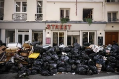 Những đống rác trên phố ở Paris và cuộc khủng hoảng mới của nước Pháp