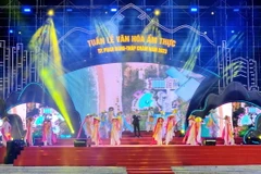 Một tiết mục văn nghệ trong chương trình. (Ảnh: Nguyễn Thành/TTXVN)