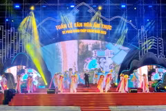 Một tiết mục văn nghệ trong chương trình. (Ảnh: Nguyễn Thành/TTXVN)