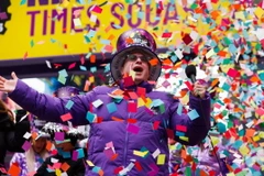 Màn thả hoa giấy vào thời khắc Giao thừa trên Quảng trường Thời đại ở New York, Mỹ. (Ảnh: AFP/TTXVN)