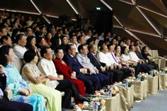 Chủ tịch Quốc hội Vương Đình Huệ cùng các đồng chí lãnh đạo, nguyên lãnh đạo Đảng, Nhà nước dự chương trình. (Ảnh: Phạm Kiên/TTXVN)