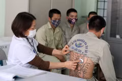 Kiểm tra sức khoẻ định kỳ cho các học viên cai nghiện. (Ảnh: Quốc Khánh/TTXVN)