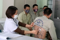 Kiểm tra sức khoẻ định kỳ cho các học viên cai nghiện. (Ảnh: Quốc Khánh/TTXVN)
