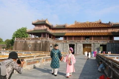 Người dân và du khách tham quan Đại Nội Huế. (Ảnh: Tường Vi/TTXVN)