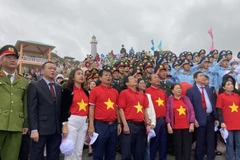 Linh thiêng Lễ chào cờ đầu năm tại cực Đông trên đất liền của Tổ quốc