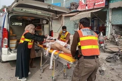 Lực lượng cứu hộ chuyển nạn nhân bị thương trong vụ đánh bom tại tỉnh Khyber Pakhtunkhwa, Pakistan, ngày 3/11/2023. (Ảnh: AFP/TTXVN)
