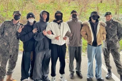 Các thành viên BTS tụ họp trong ngày hai nam ca sỹ RM và V nhập ngũ. (Ảnh: Instagram)