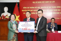 Trao học bổng Vừ A Dính cho con em Việt kiều học giỏi tại Lào