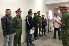 Công an thành phố Tuy Hòa đọc các quyết định khởi tố bị can nhóm đối tượng. (Ảnh: TTXVN phát)