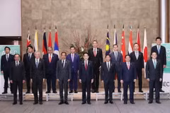 Thủ tướng Nhật Bản Kishida Fumio và Trưởng đoàn các nước ASEAN chụp ảnh chung. (Ảnh: Dương Giang/TTXVN)