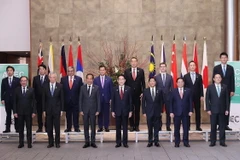 Thủ tướng Nhật Bản Kishida Fumio và Trưởng đoàn các nước ASEAN chụp ảnh chung. (Ảnh: Dương Giang/TTXVN)