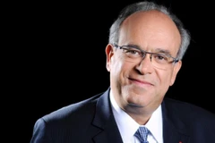 Giáo sư David Khayat là bác sỹ ung thư danh tiếng hàng đầu ở Pháp và đã cống hiến cho sự nghiệp chống ung thư trong hơn 30 năm qua.