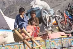 Trẻ em di cư Afghanistan về nước qua cửa khẩu Torkham ở biên giới Afghanistan-Pakistan, ngày 3/11/2023. (Ảnh: THX/TTXVN)