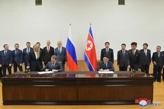Bộ trưởng Tài nguyên Thiên nhiên Nga Alexander Kozlov (trái, phía trước) và Bộ trưởng Quan hệ Kinh tế Đối ngoại Triều Tiên Yun Jong Ho (phải, phía trước) ký nghị định thư mở rộng hợp tác về thương mại, kinh tế tại Bình Nhưỡng, ngày 15/11/2023. (Ảnh: Yonhap/TTXVN)