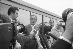 Cố vấn Tổng thống Henry Kissinger trả lời báo chí tại San Clemente, California năm 1973. (Ảnh: AP)