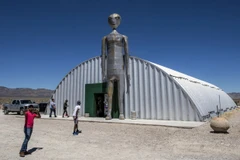 Du khách chụp ảnh với bức tượng người ngoài hành tinh bên ngoài Trung tâm Nghiên cứu Người ngoài Hành tinh ở Crystal Springs, Nevada. (Nguồn: NBC News)